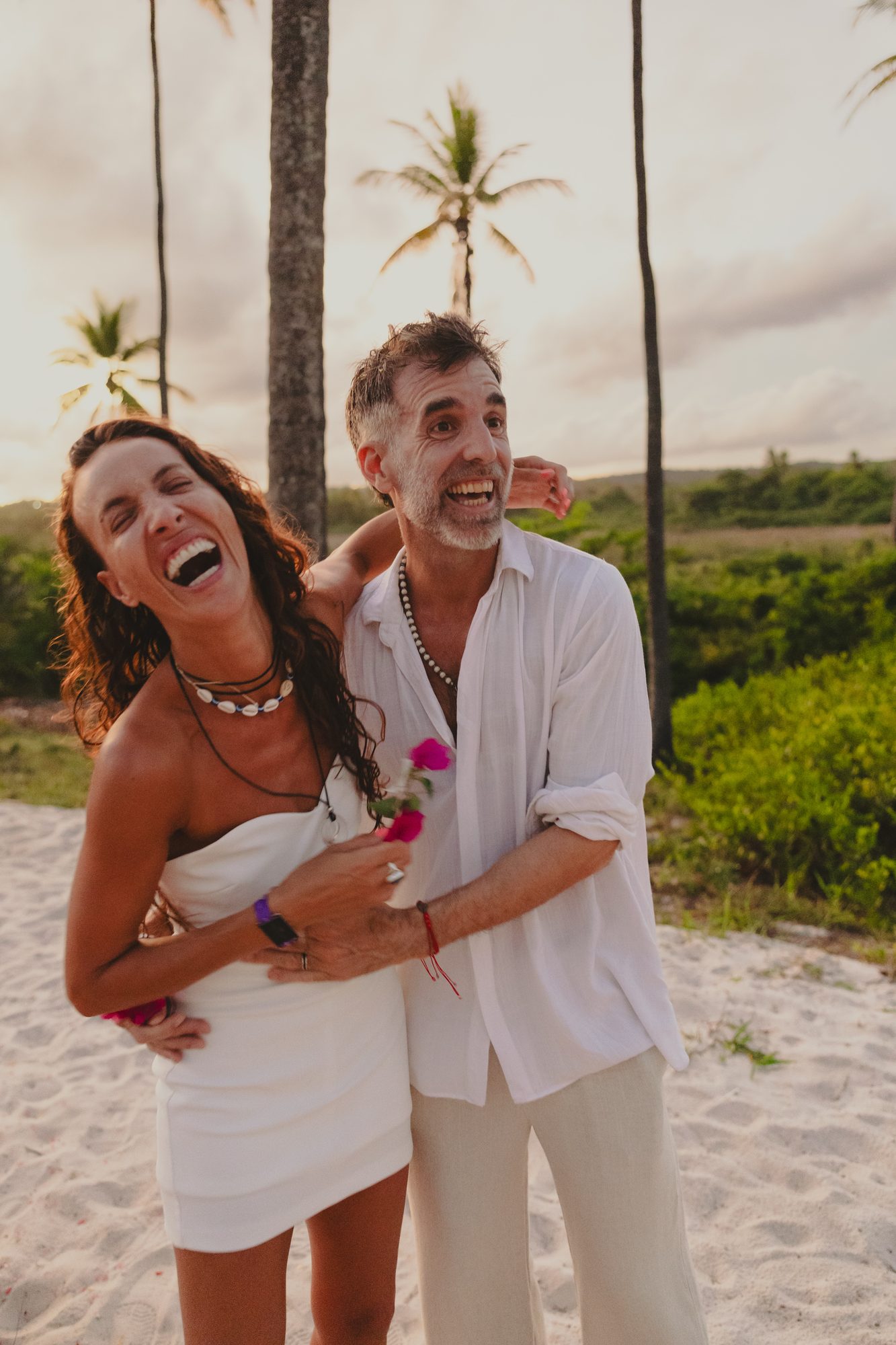 Momento sincero en el destino de bodas documentado fielmente por R+M