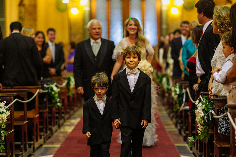 Entrada de la novia con cortejo de niños en la Iglesia de Guadalupe de Palermo