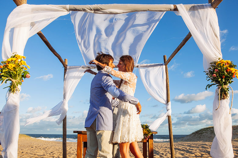 Ceremonia de casamiento en la playa Punta del Este, Uruguay