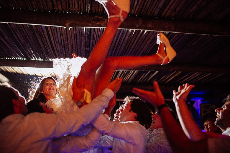 Fotografia divertida de casamiento en Uruguay