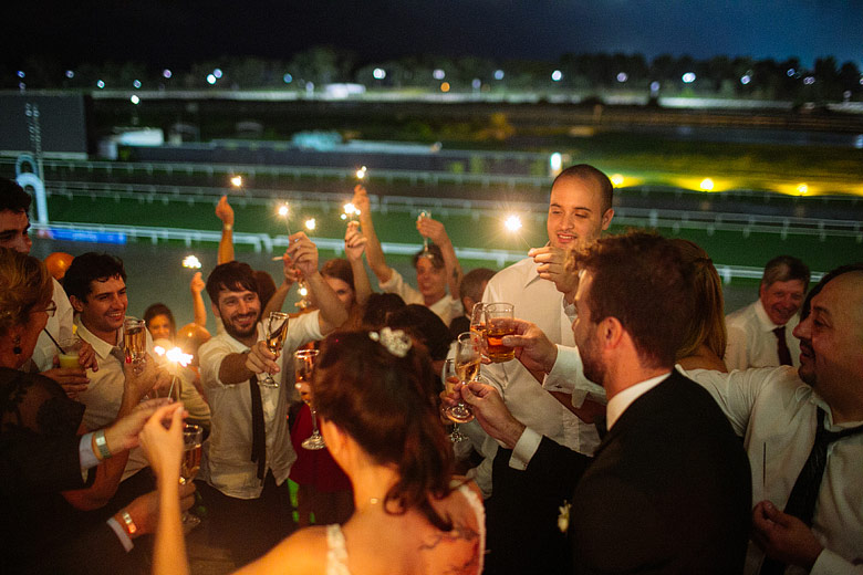 Brindis de boda con sparklers en el Hipodromo de Palermo