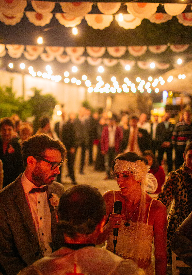 Fotos de casamiento de noche con luz de guirnalda de bombitas