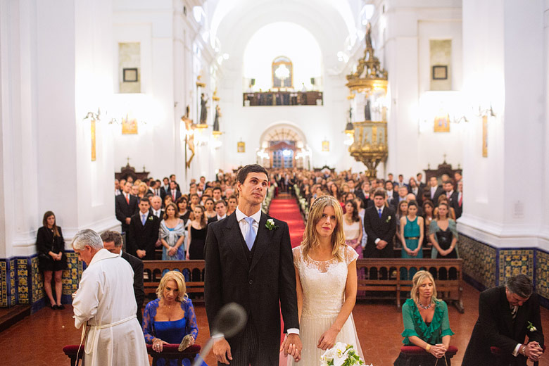 fotos de casamiento con gran angular en la iglesia del pilar