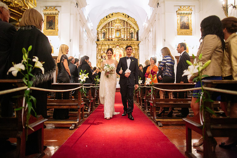 fotos de boda en la iglesia del pilar de recoleta