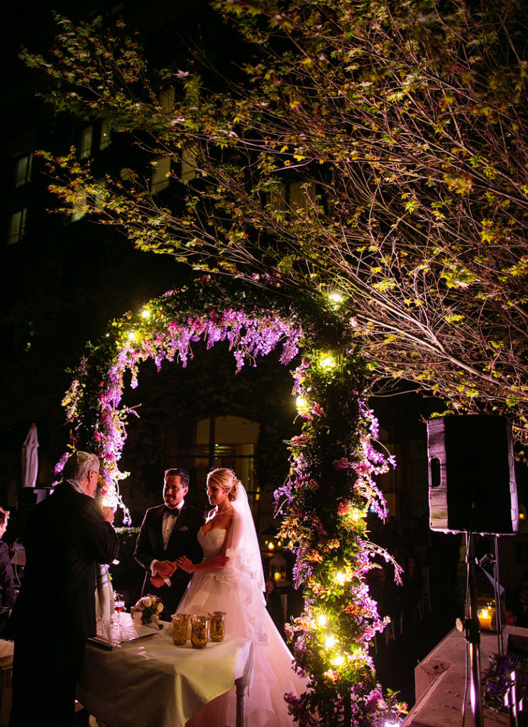 fotos de casamiento de noche en la terraza de la tipa Palacio Duhau