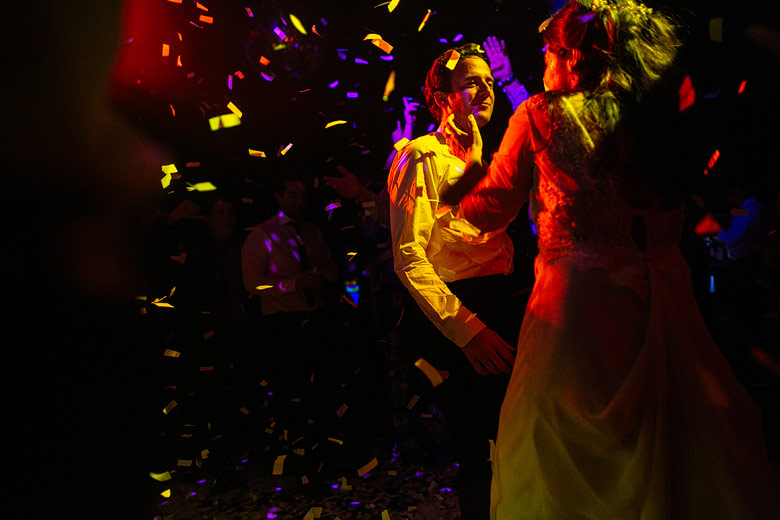 fotos de baile de casamiento con luz disponible