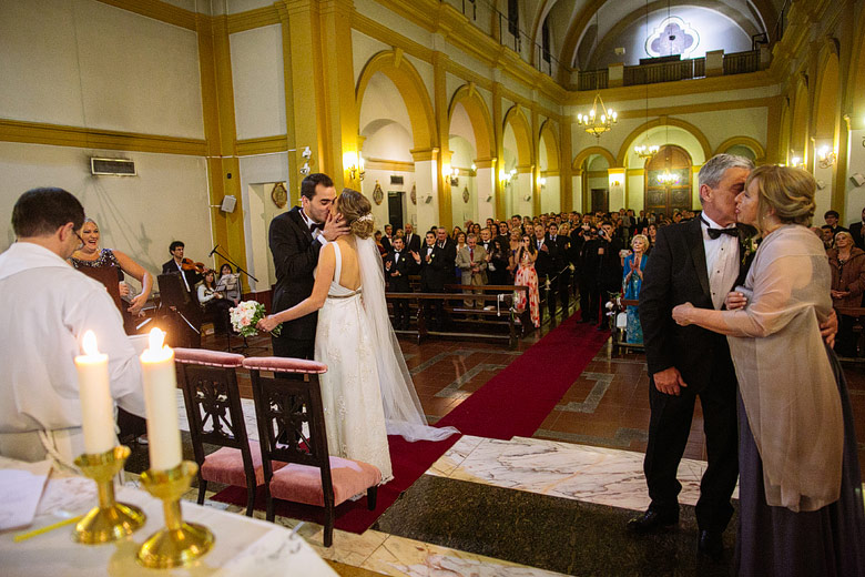 fotos de casamientos en la parroquia santa adela en belgrano