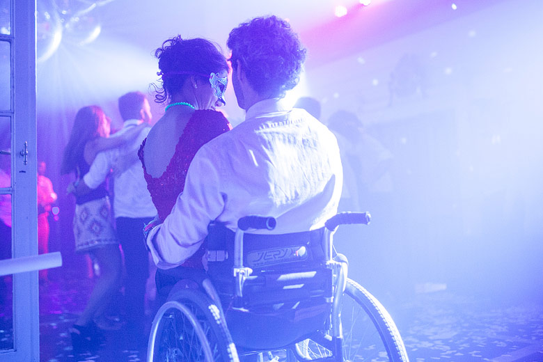 muchacho en silla de ruedas en una fiesta