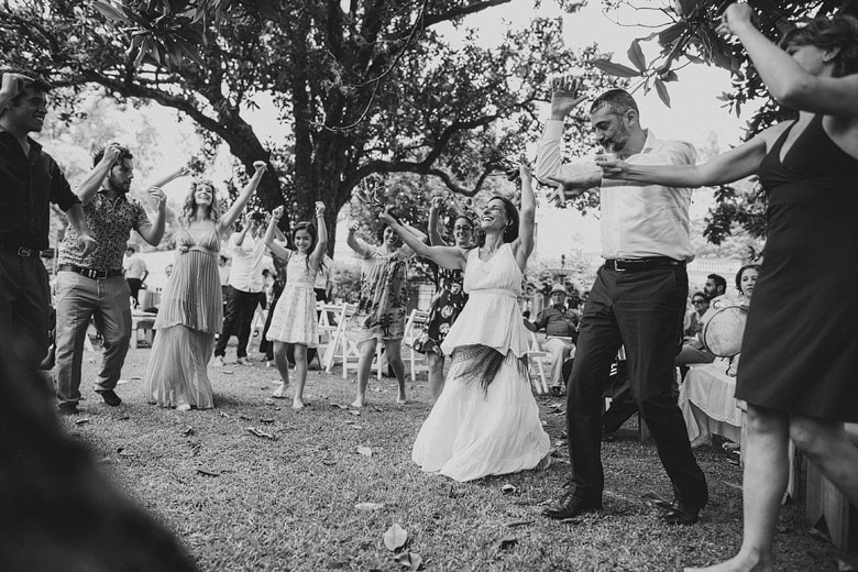 gente bailando al aire libre en casamiento