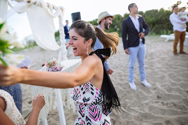 foto espontanea casamiento en la playa