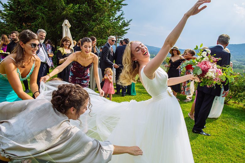 fun wedding photographer tuscany