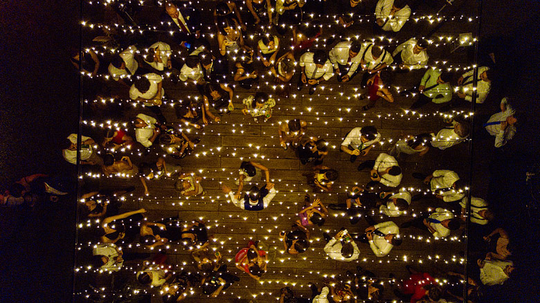 Vista aerea de tanda de baile en la pergola con luces de Rincón de Pilar