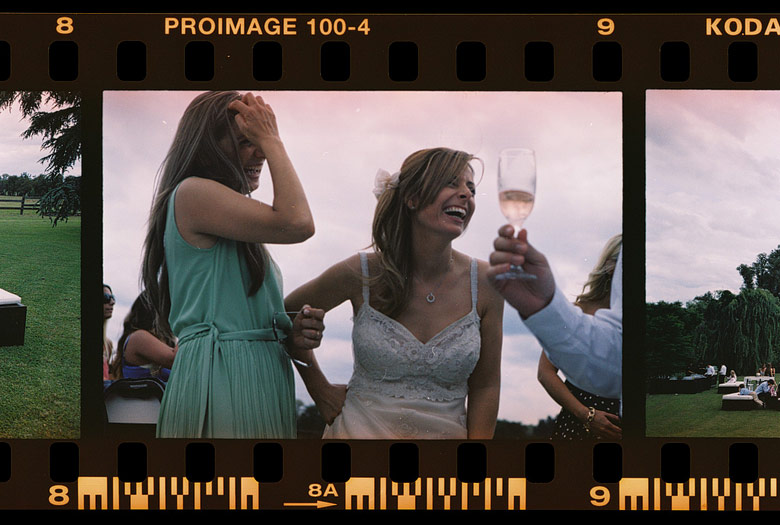 foto espontanea de casamiento en film analógico